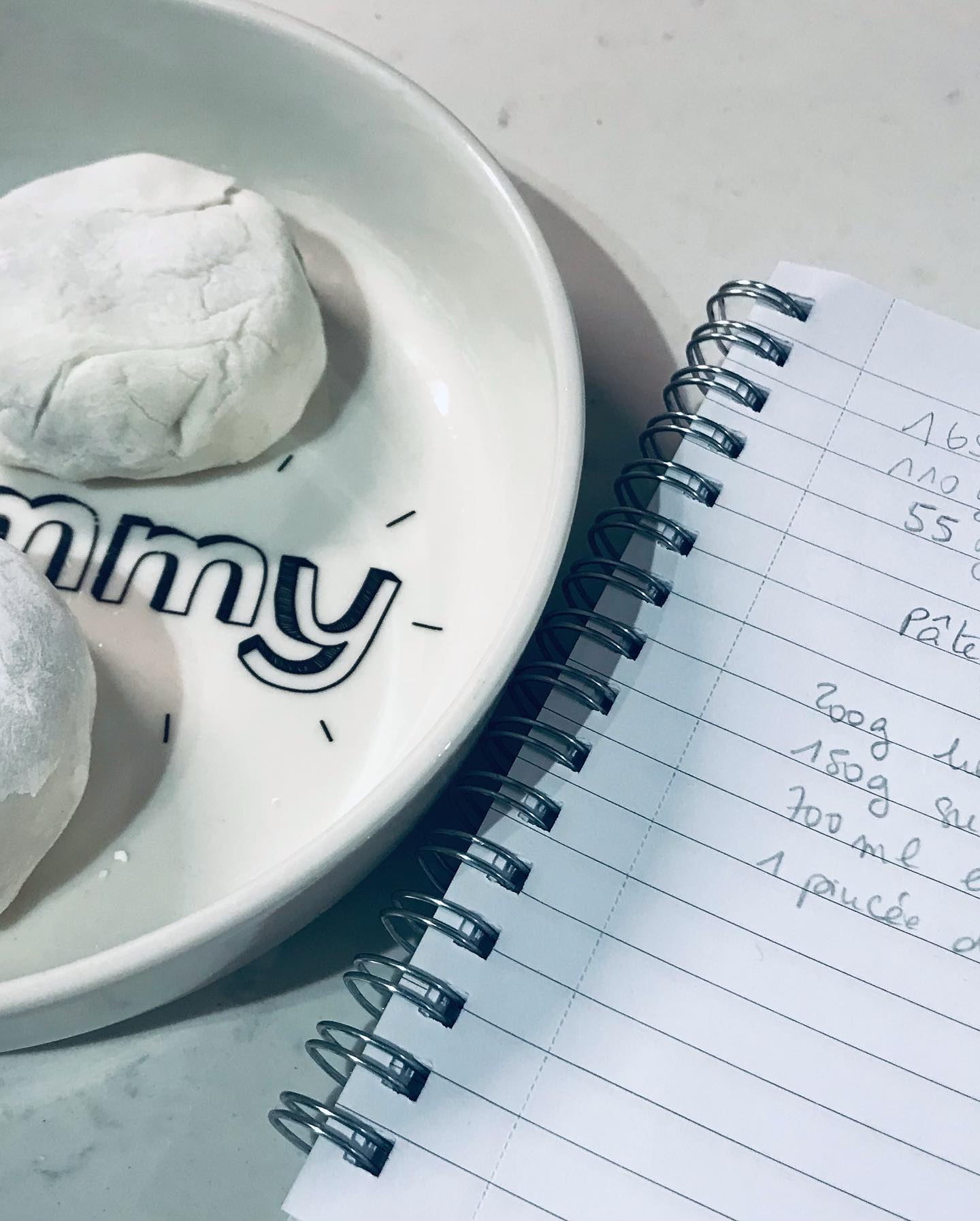 Recette de Mochi ! Pour la pate d’haricot rouge appelée Anko : Au préalable, faites tremper vos haricots toute une nuit. Dans une casserole, plongez vos 200g d’haricots dans un gros volume d'eau. Faites bouillir et laissez frémir pendant 5 minutes puis jetez l'eau de cuisson. Ajoutez vos 700 ml d'eau à couvert, et laissez mijoter 50 minutes à 1 heure environ à feux moyen- doux. Vérifiez que les haricots soient bien cuits. Vous devriez pouvoir les écraser facilement avec vos doigts ou à la fourchette. Videz l'eau de cuisson puis rajoutez votre 150g de sucre à feux très doux en remuant environ 15 min, vous devez obtenir une texture sirupeuse. Mixer afin d'obtenir une texture assez lisse qui permettra de faire des boulettes. ( mettre au frigo une heure avant de façonner les boules). Réalisation de la pâte à Mochi : dans une poêle à feu doux disposer le mélange : 165g d’eau, 110g de farine de riz gluant ( n’existe pas en bio malheureusement) et 55g de sucre. Faire cuire le mélange en mélangeant tout le temps jusqu’à obtenir une pâte homogène, lisse, presque transparente. Déposer la sur votre plan de travail généreusement recouvert de « maïzena » aplatir la pâte avec les mains pleines de maïzena, puis détacher des morceaux à garnir avec les boulettes d’haricot rouge. Opération assez délicate. Réserver les mochis au frigo une heure avant la dégustation. #mochimochi #mochimaison #japon#patisseriejaponaise#umami#anko #daifuku #daifukumochi #lebioenvrac